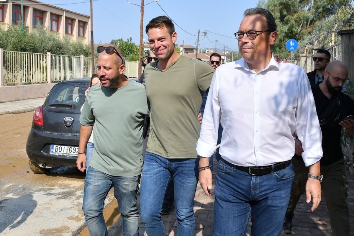 Κασσελάκης με το φτυάρι στο χέρι στη Νέα Ιωνία Βόλου: «Κάνω έκκληση για βοήθεια από την πολιτεία»