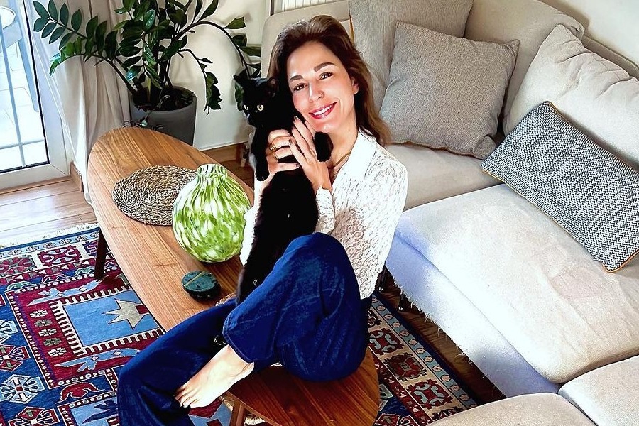 Η Κατερίνα Παπουτσάκη έκανε τα μαλλιά της ξανθά και μοιάζει με πρωταγωνίστρια των 90s