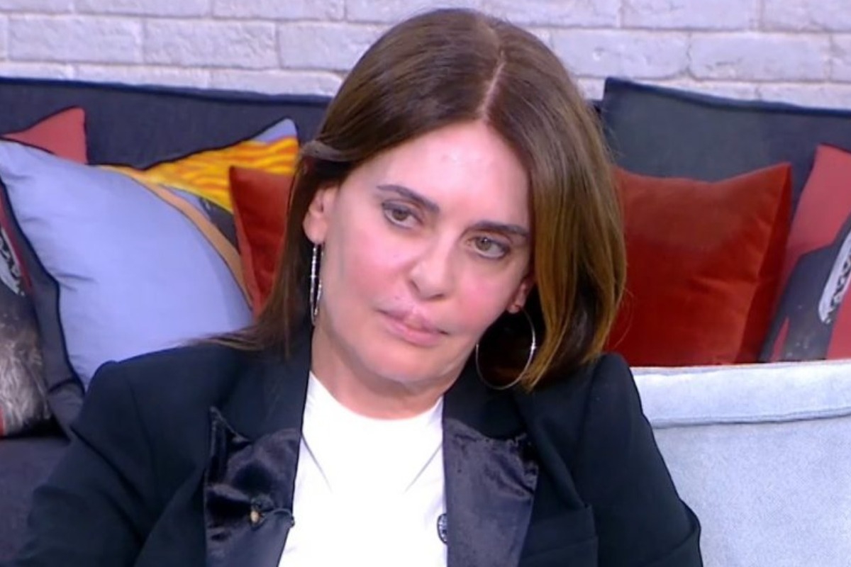 Συγκλονίζει η συγγραφέας Κατερίνα Πλουμιδάκη που είδε τα χείλη της να «σαπίζουν» μετά από πλαστική