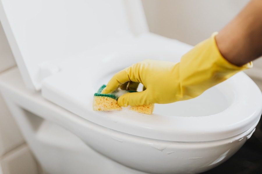 Έξυπνα tips για να απολυμάνετε σωστά το μπάνιο σας