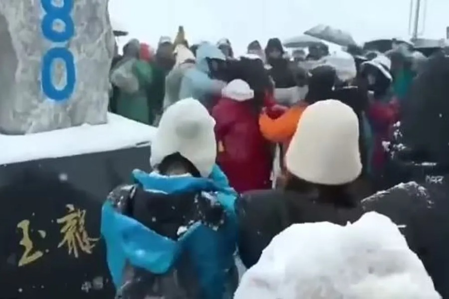 Τουρίστες έπαιξαν μπουνιές σε υψόμετρο 4.680 μέτρων για μια selfie