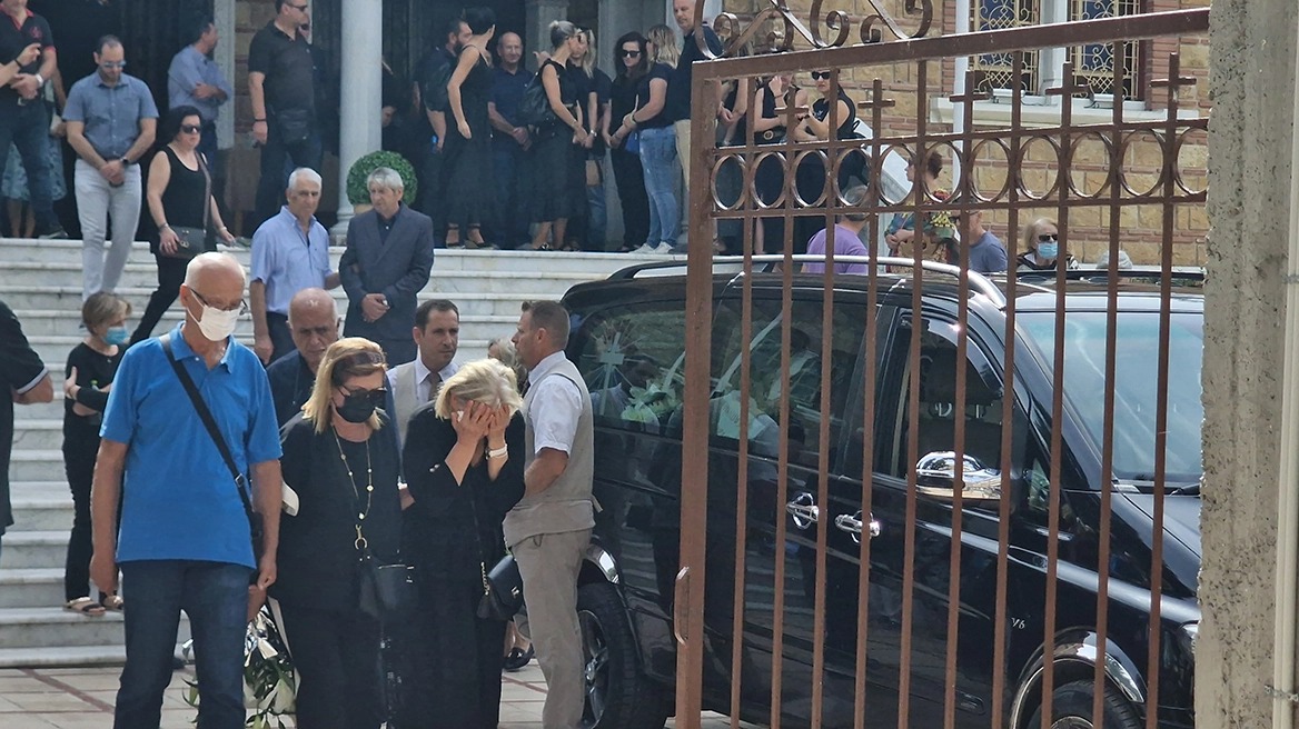 «Παγωμάρα» στην κηδεία του 38χρονου αστυνομικού: «Γιατί παιδί μου το έκανες αυτό;»