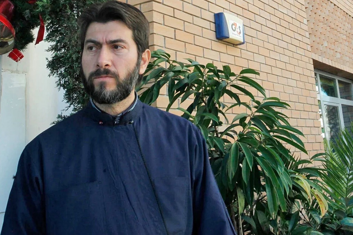 Ελεύθερος με περιοριστικούς όρους ο πατέρας Αντώνιος