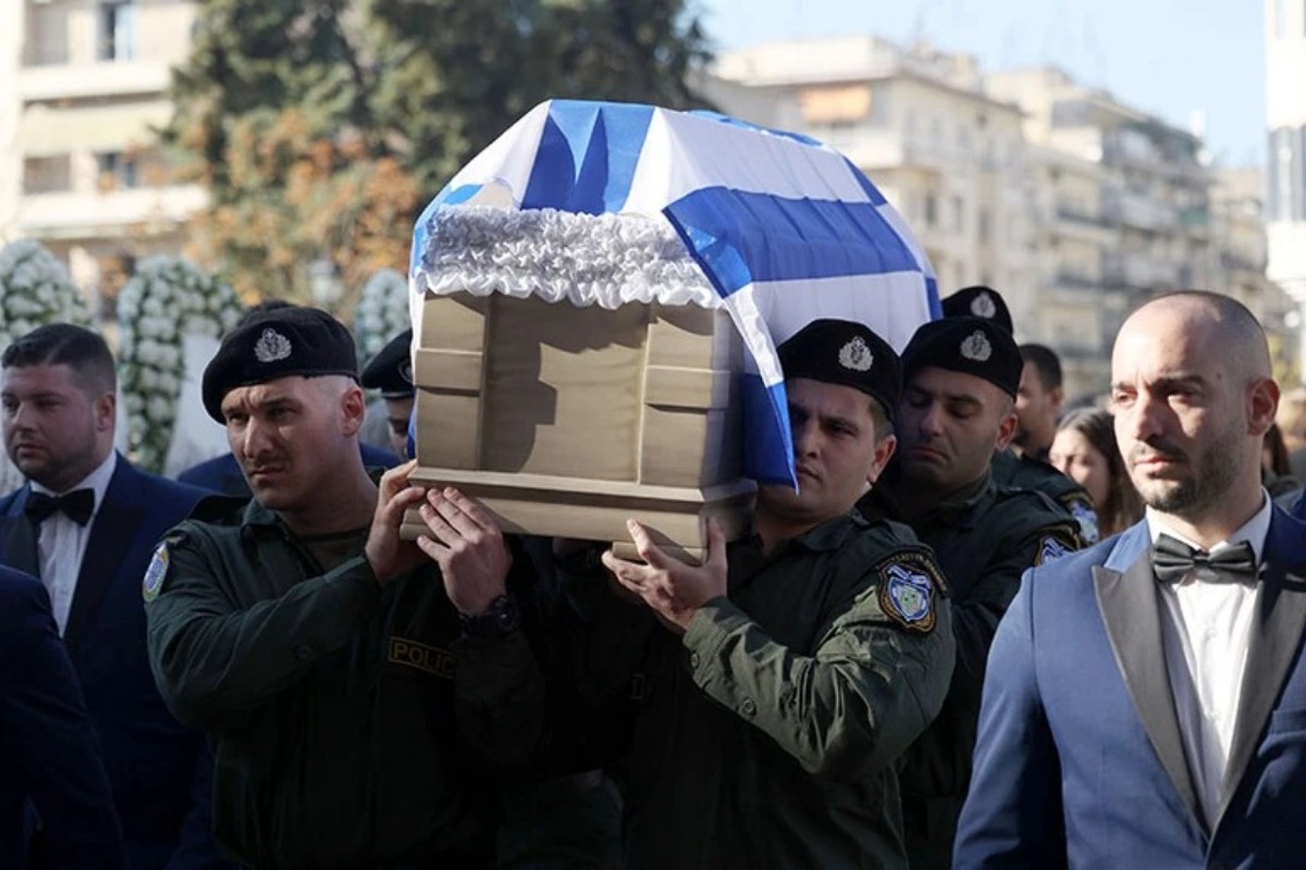 «Βαστάω εγώ, είμαι η μάνα του Λύγγε»: Συγκλονίζει η μητέρα του αστυνομικού στην κηδεiα του