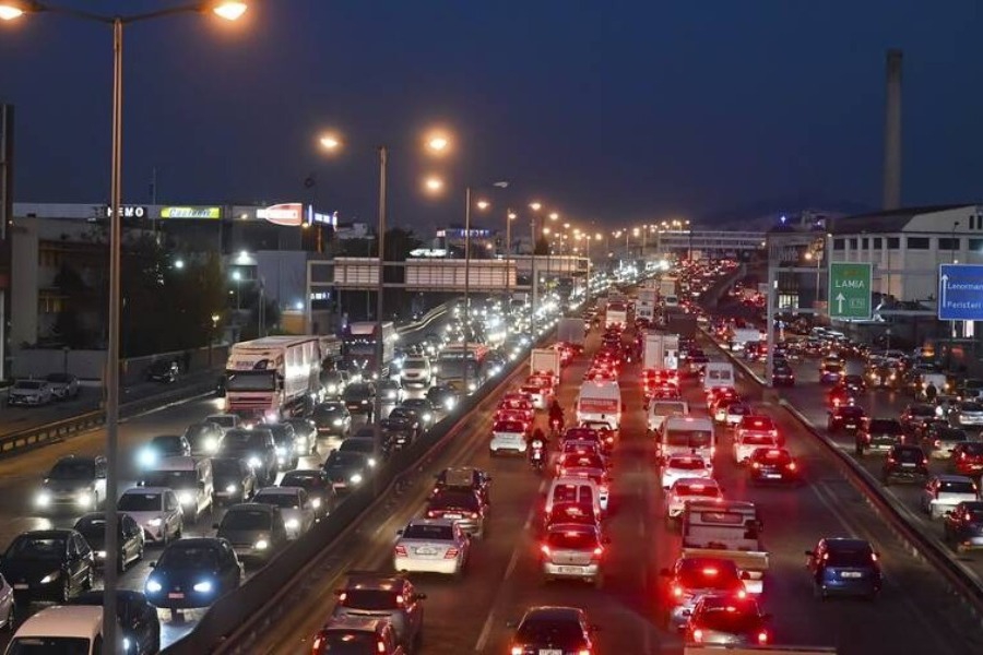 Κίνηση τώρα: Καθυστερήσεις στην Αθηνών‑Κορίνθου ‑ Επιστρέφουν οι εκδρομείς του τριημέρου