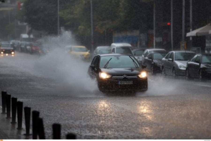 Καταρρακτώδης βροχή στην Αττική: Χάος στους δρόμους