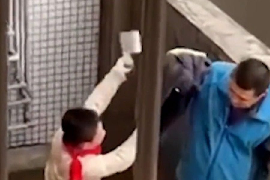 Βίντεο σοκ: Γιος απειλεί τον πατέρα του με μπαλτά επειδή του πήρε το κινητό