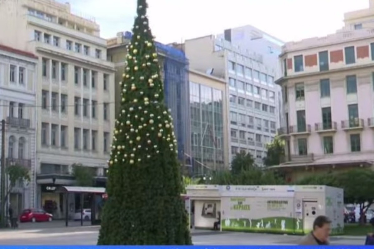 Αθήνα: Έγδυσαν το χριστουγεννιάτικο δέντρο στην Κλαυθμώνος
