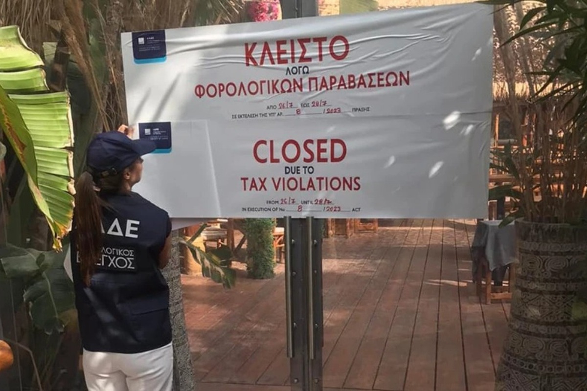 Λουκέτο και πρόστιμο σε μαγαζιά της παραλιακής και της Σαντορίνης