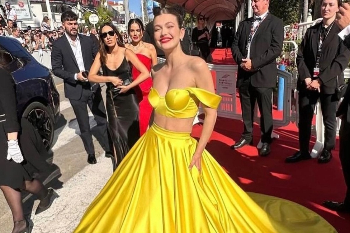 Κλέλια Ανδριολάτου: Με κίτρινο εντυπωσιακό φόρεμα περπάτησε στο κόκκινο χαλί του Φεστιβάλ των Καννών