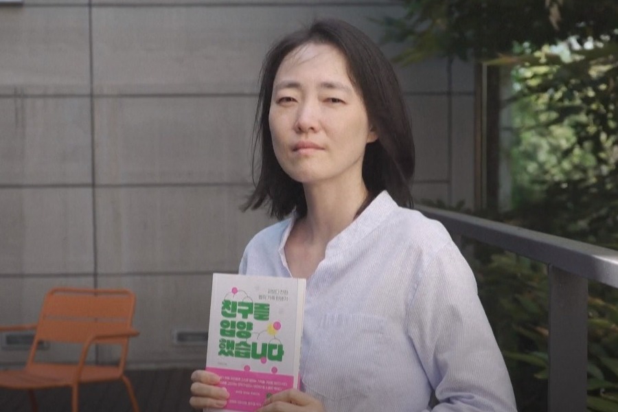 Η γυναίκα που υιοθέτησε την κολλητή της