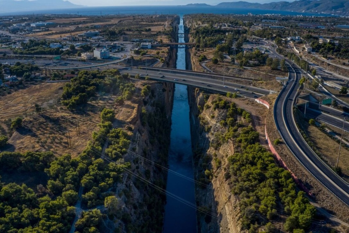 Φορτηγό πλοίο προσέκρουσε στον δίαυλο της διώρυγας της Κορίνθου