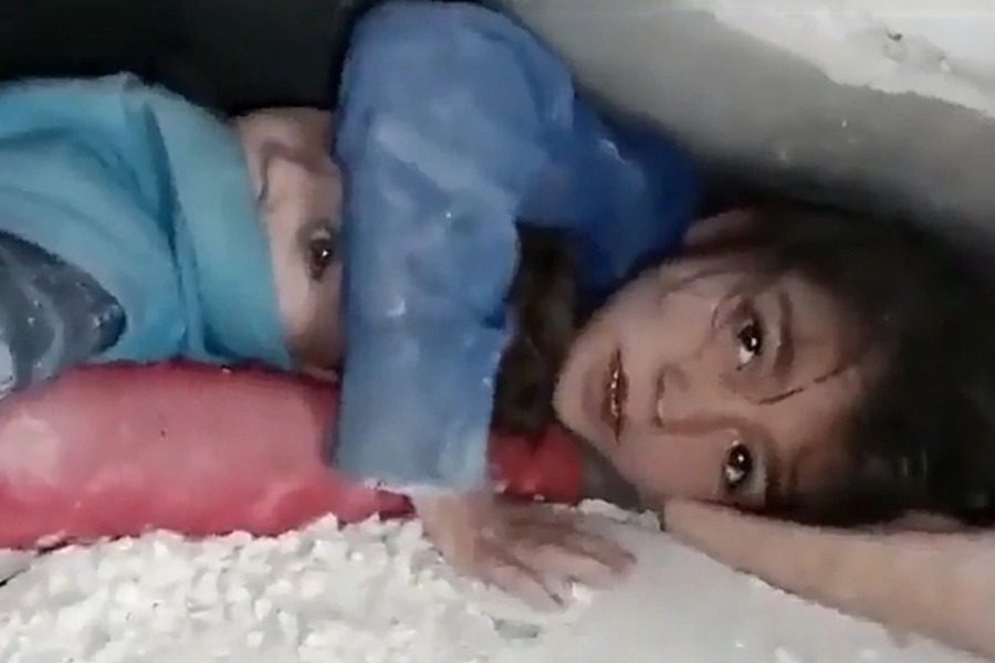 Συγκλονιστικό βίντεο από τη Συρία: 7χρονη στα συντρίμμια προστάτευε το κεφάλι του αδελφού της επί 17 ώρες