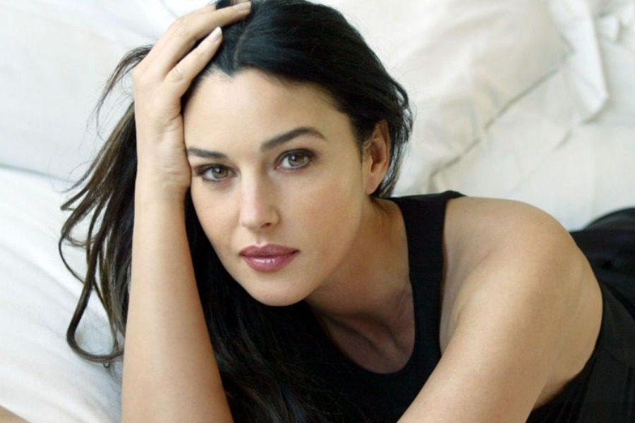Monica Bellucci: Φωτογραφίζεται με μαύρο κορμάκι