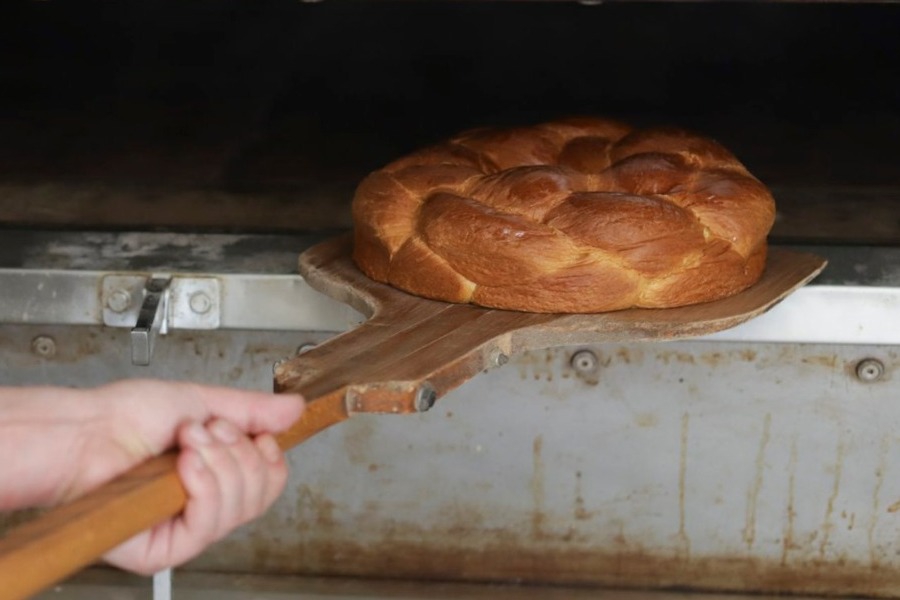 Πάνω από 350 τόνοι τσουρεκιού στην αγορά της Θεσσαλονίκης για το Πάσχα – Πόσο θα κοστίζει