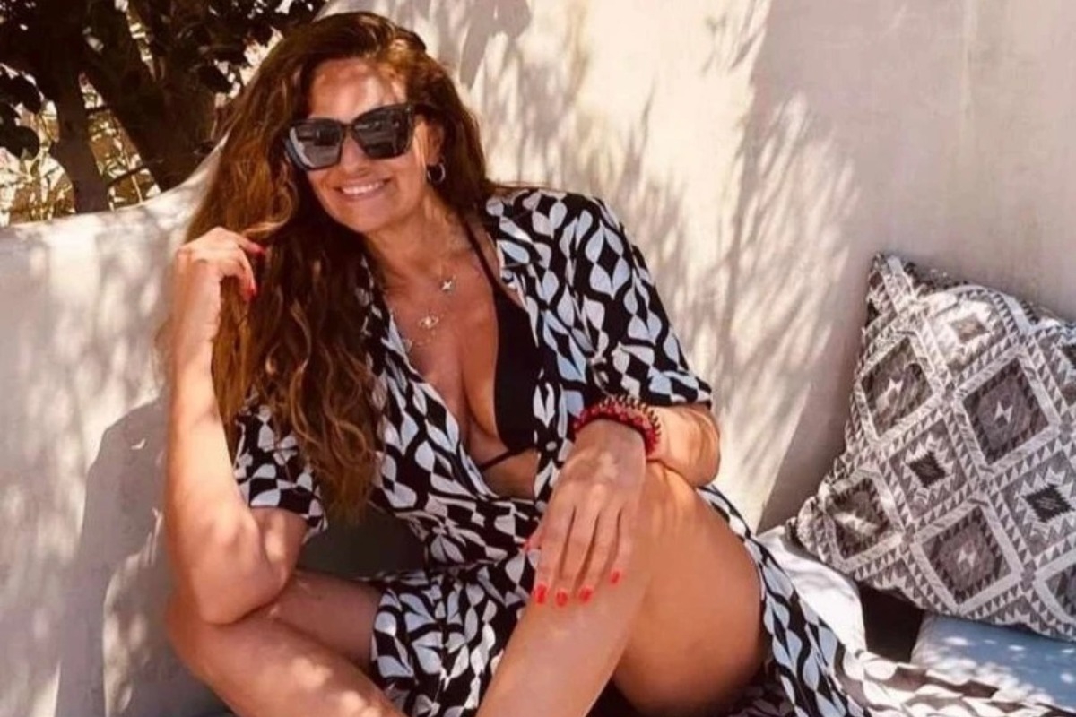 Η Βίκυ Κουλιανού με μπικίνι στη Σαντορίνη ‑ «Φωτιά» στα 56 της