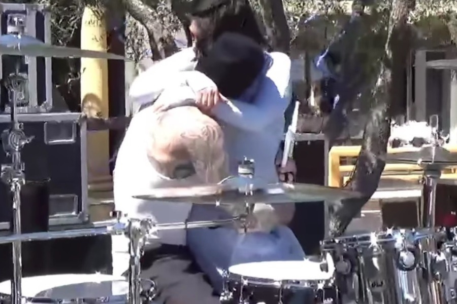 Πασίγνωστο ζευγάρι αποκάλυψε το φύλο του μωρού τους με ένα εντυπωσιακό τρόπο