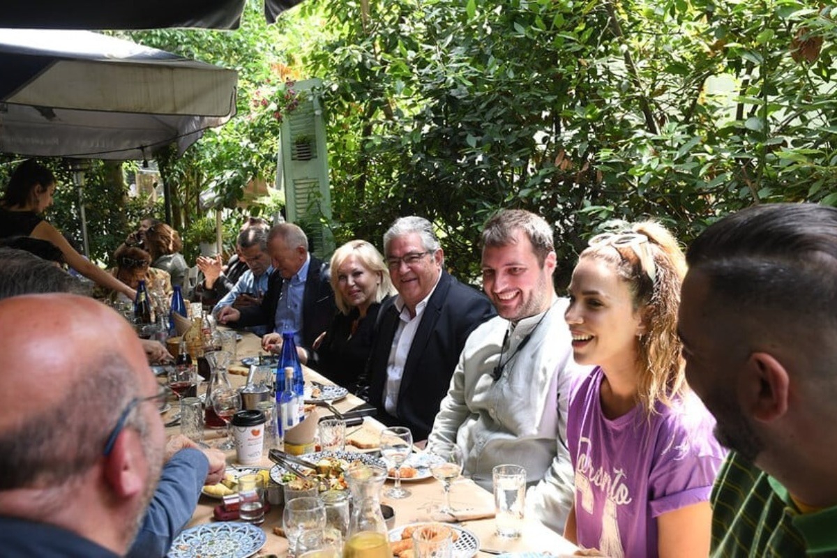 Για κρασί και μεζέδες ο Κουτσούμπας με απρόσμενη παρέα: Ράντου, Τσακνής, Ορκόπουλος και ... Στικούδη