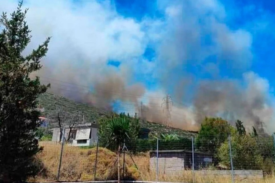 Μεγάλη φωτιά στον Κουβαρά Αττικής ‑ Πλησιάζει τα πρώτα σπίτια