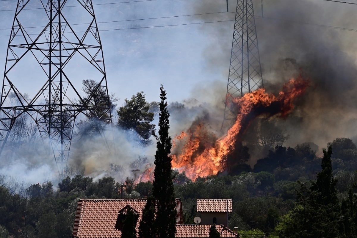 Έκτακτη ανακοίνωση του meteo για τη φωτιά στον Κουβαρά