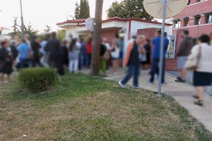 Κοζάνη: Ξενυχτούν έξω από την αστυνομία για τις ταυτότητες ‑ Kάποιοι φοβούνται πως υπάρχει... τσιπάκι!