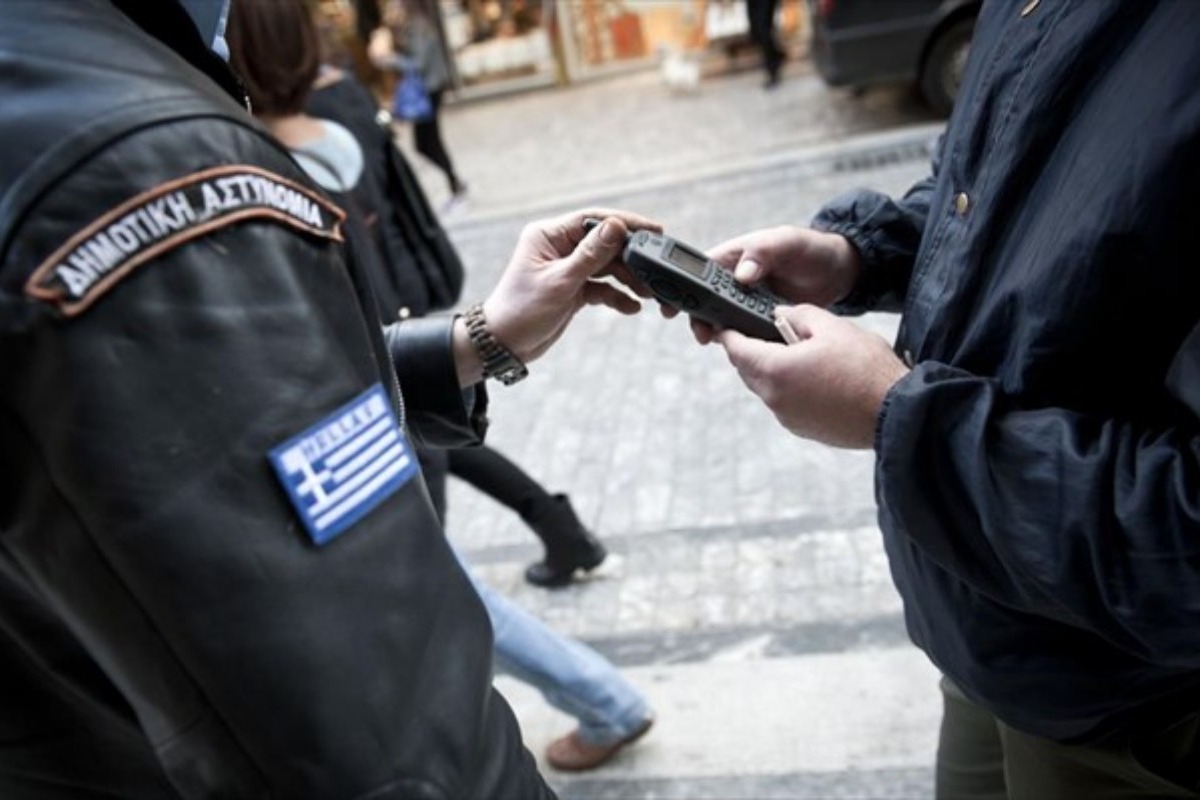 «Γυαλιά ‑ καρφιά» για μια κλήση: 50χρονος απείλησε να «θάψει» τον αστυνομικό