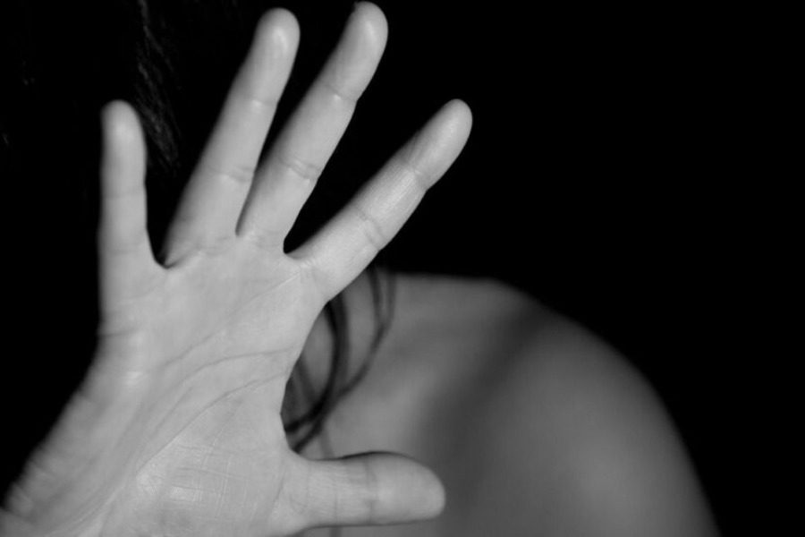 Κρήτη: Την «έσπασε» στο ξύλο μπροστά σε κόσμο επειδή νόμιζε ότι φλέρταρε τον φίλο της