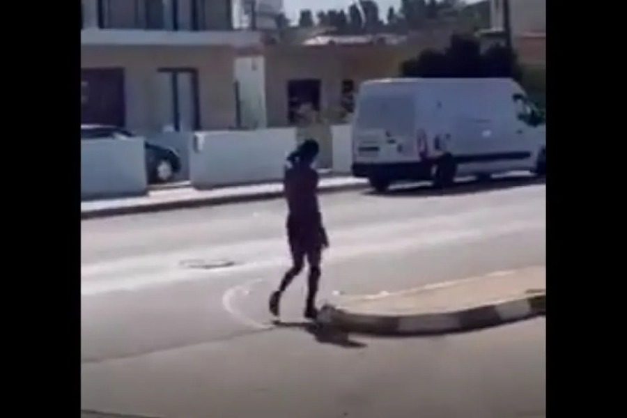 Ανδρας κυκλοφορεί γuμνός στη Λευκωσία