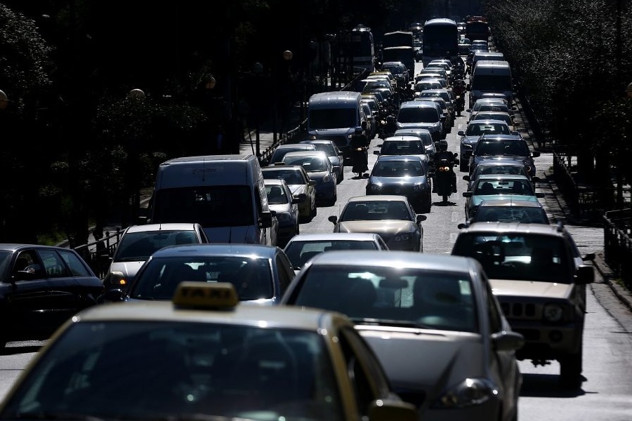 Κυκλοφοριακό χάος στους δρόμους της Αττικής: Ουρές στην Αθηνών – Σουνίου, χωρίς φανάρια η Κηφισίας