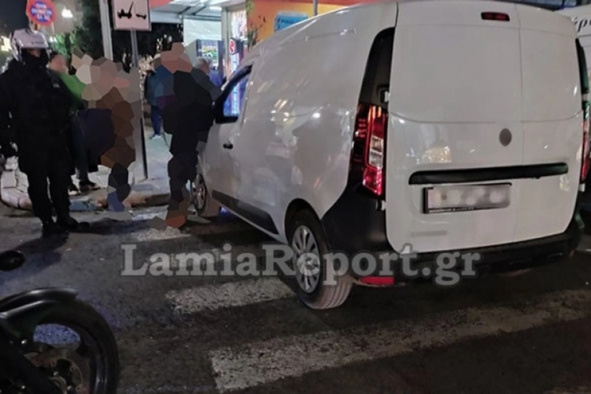 Λαμία: «Νταής» οδηγός πάρκαρε σε διάβαση πεζών και αναπήρων και κουτούλησε δημοτικό αστυνομικό επειδή τον... έγραψαν