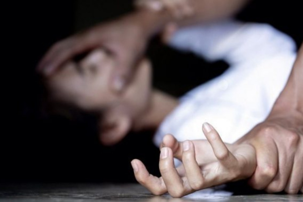 «Ένιωθα τα βρωμόχερά του πάνω μου και αηδίαζα»: Κατάθεση με λυγμούς από καθηγήτρια στη Λάρισα