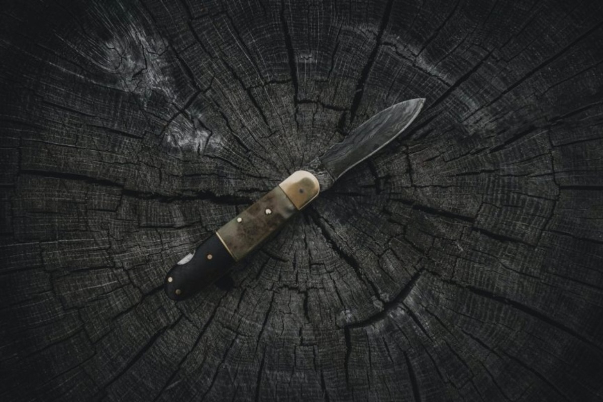 Θρίλερ στη Λάρισα: Ηλικιωμένος κυνηγούσε με μαχαίρι τρεις νεαρούς