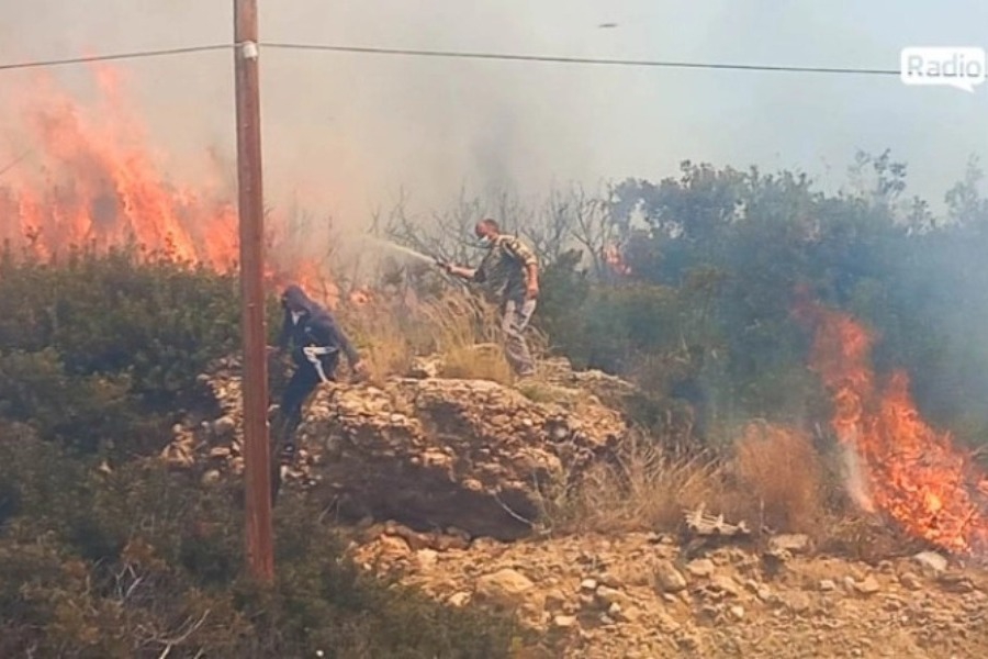 Ανεξέλεγκτη πυρκαγιά στην Κρήτη: Καίγονται τα πρώτα σπίτια στο Λασίθι ‑ Ένας τραυματίας