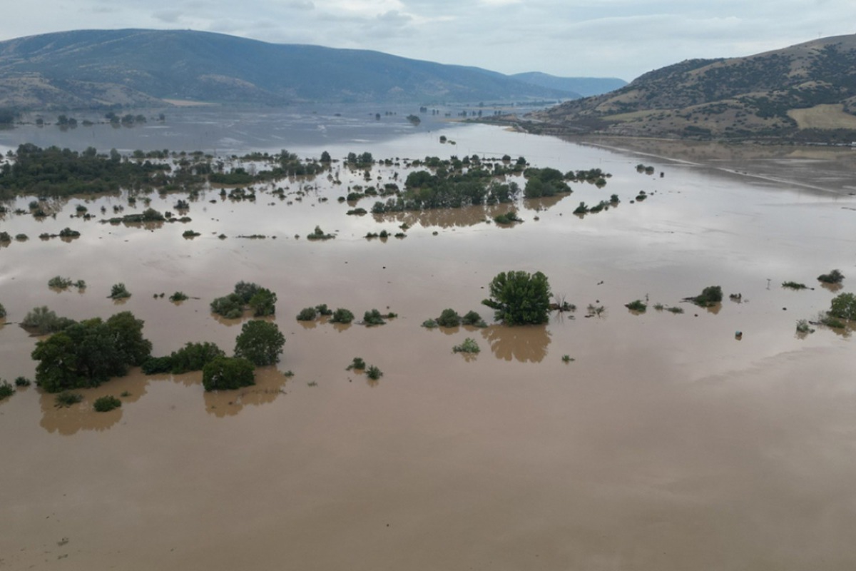 Σε λίμνη μετατράπηκε το Κουτσόχερο στη Λάρισα – Δείτε βίντεο