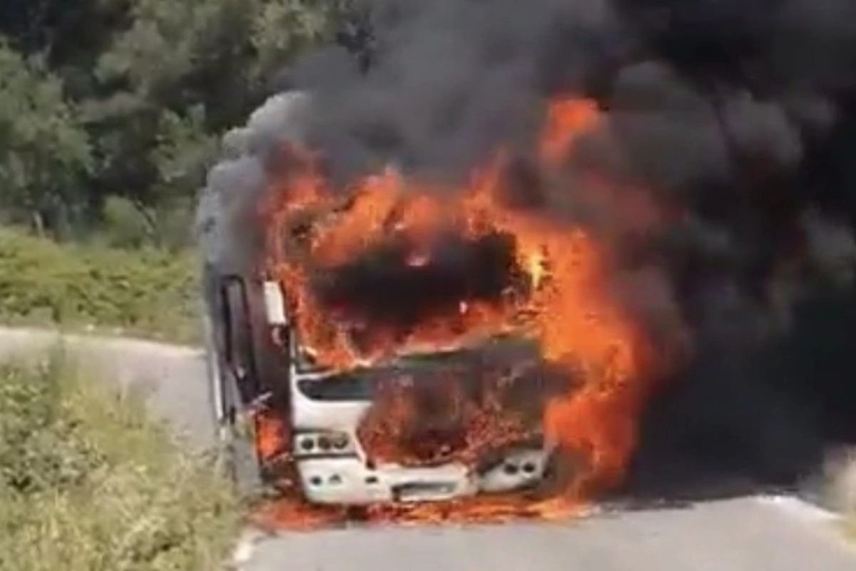 Σοκ στην Κέρκυρα: Τουριστικό λεωφορείο τυλίχτηκε στις φλόγες