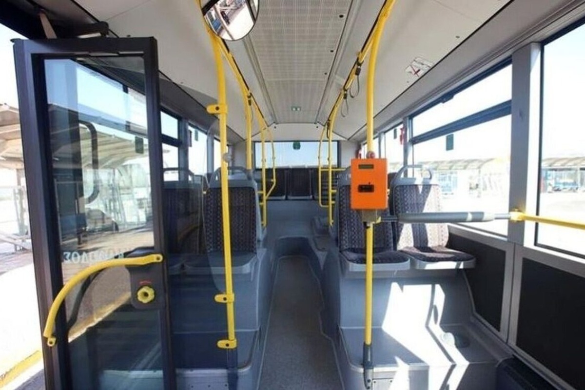 Βίντεο ντοκουμέντο: Επιβάτιδα πηδάει από λεωφορείο για να ξεφύγει από τον ελεγκτή!