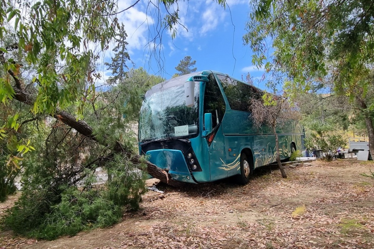 Τροχαίο με σχολικό στην Αίγινα: Στο Παίδων «Αγία Σοφία» οι τρεις μαθήτριες που τραυματίστηκαν