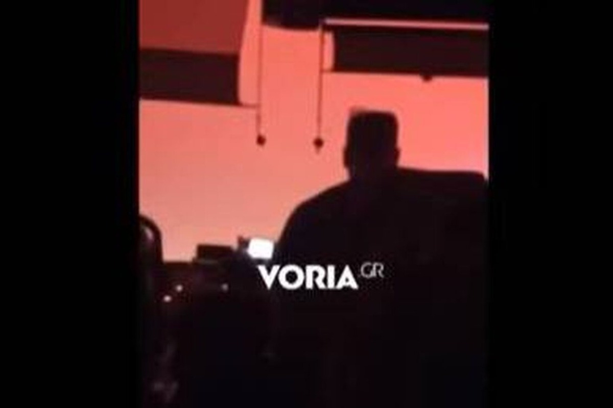 Ανατριχιαστικό βίντεο: Λεωφορείο που μεταφέρει πυροσβέστες περνά μέσα από τη φωτιά στον Έβρο