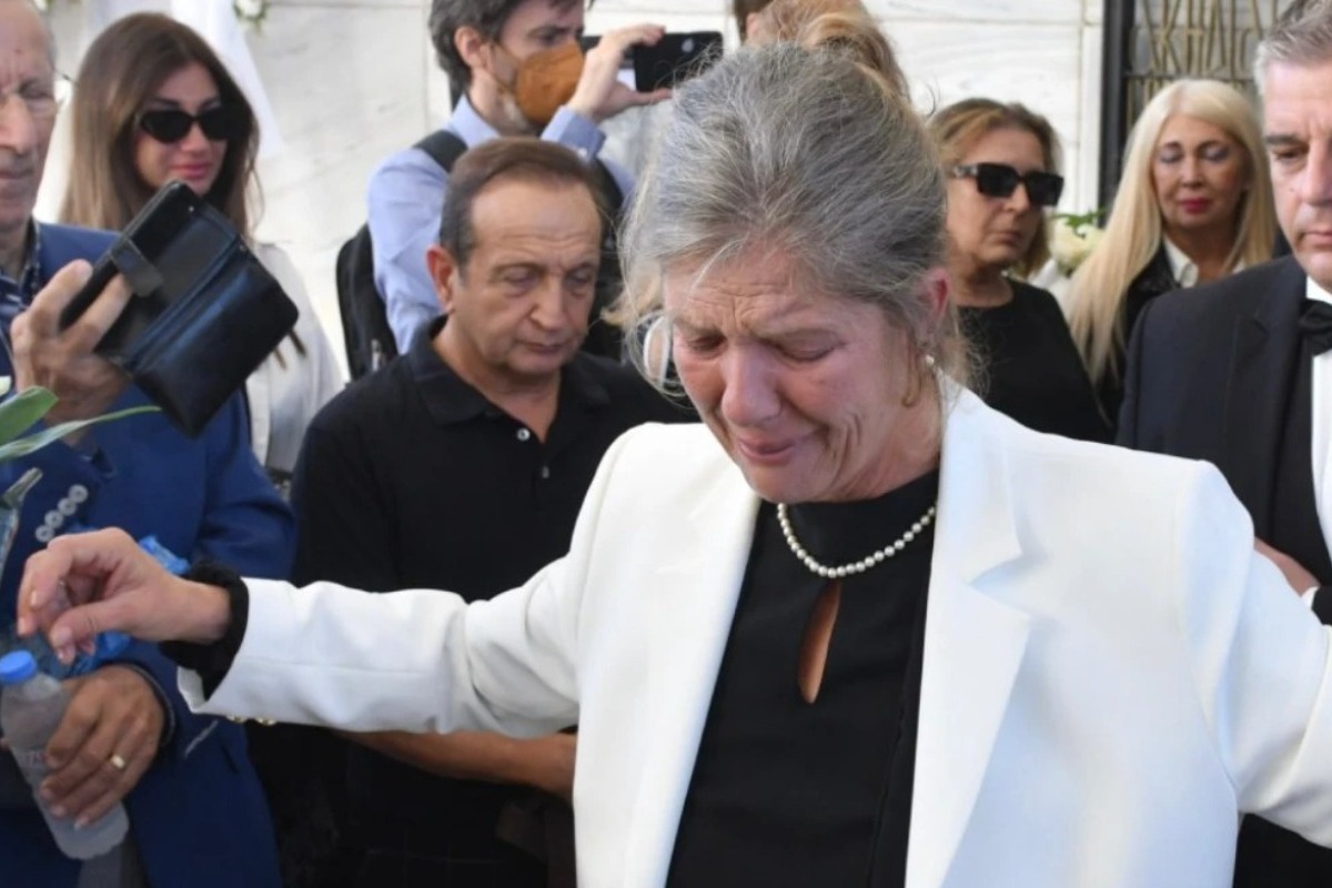 Σπύρος Φωκάς: Το ζεϊμπέκικο της συζύγου του στην κηδεiα