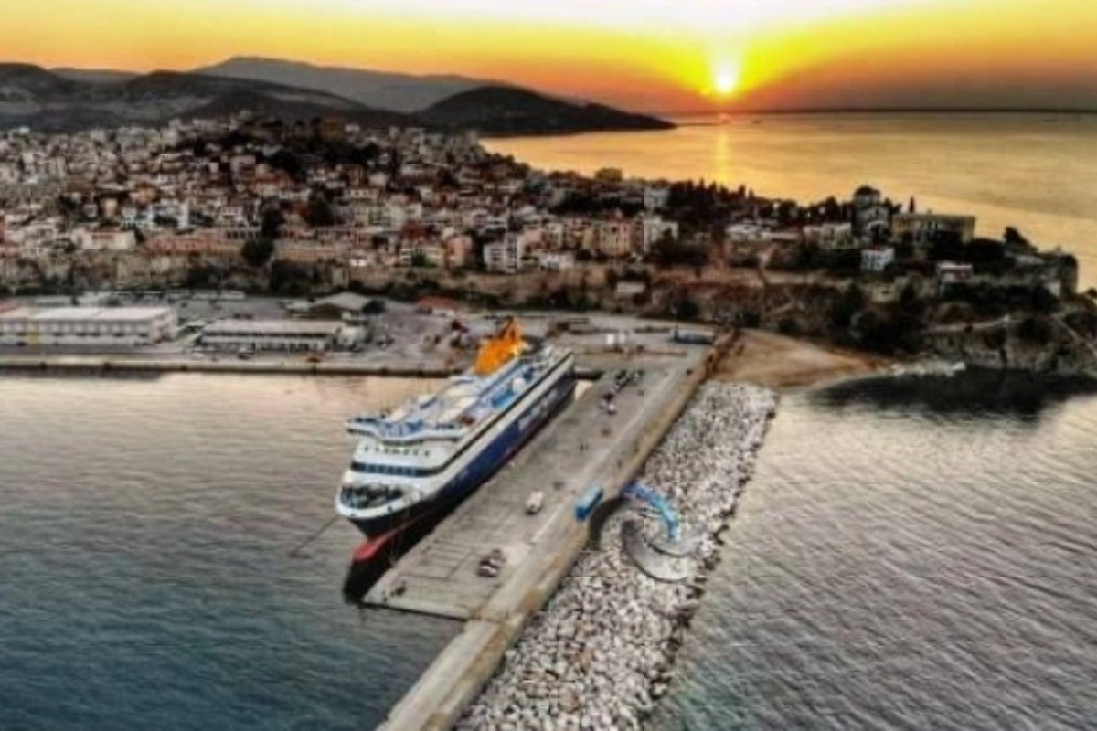 Βούλγαρος κατέβασε την ελληνική σημαία από το λιμάνι της Καβάλας και ανέβασε της χώρας του