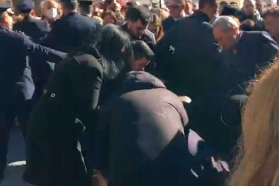 Κηδεία πιλότων: Λιποθύμησε μετά την κηδεία η μητέρα του υποσμηναγού Τουρούτσικα