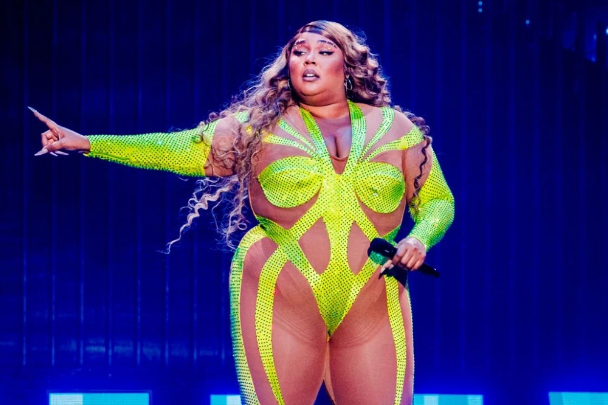 Φρικτές κατηγορίες για την Lizzo ‑ «Oι χορεύτριες εξαναγκάζονταν να τρώνε μπανάνες που προεξείχαν από κόλπους ιερόδουλων»