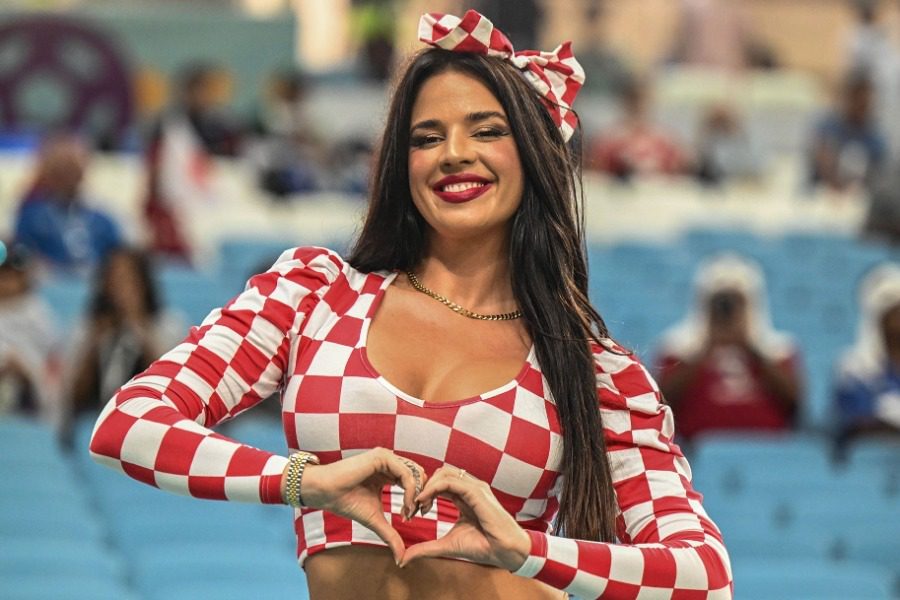 Η «πιο σeξι οπαδός» του Μουντιάλ αναστάτωσε το Λονδίνο με την αποκαλυπτική εμφάνισή της