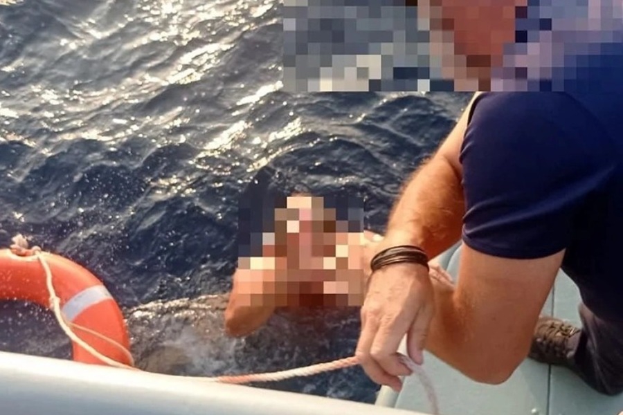 Λέσβος: Γυναίκα παρασύρθηκε με το φουσκωτό της φλαμίνγκο ‑ Επενέβη το λιμενικό