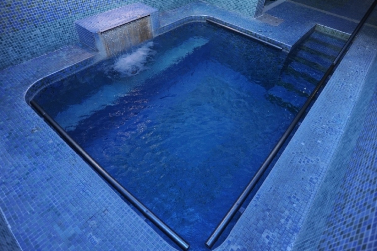 Θρήνος για 50χρονο που κατέρρευσε και πέθανε σε πισίνα στα Λουτρά Πόζαρ