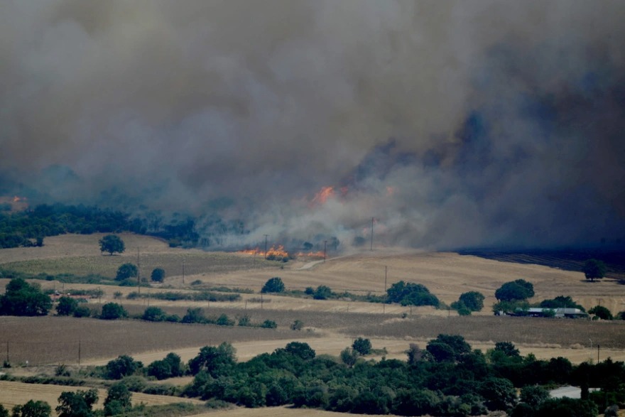 Αλεξανδρούπολη: Συνεχή μηνύματα από το 112 ‑ Εκκενώθηκαν 13 περιοχές σε ένα 24ωρο