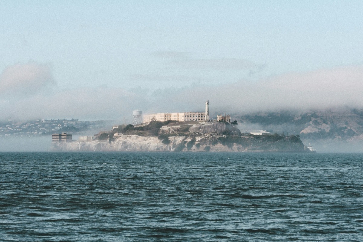 Αγνωστες ιστορίες και μυστικά που κρύβουν οι θρυλικές φυλακές του Αλκατράζ