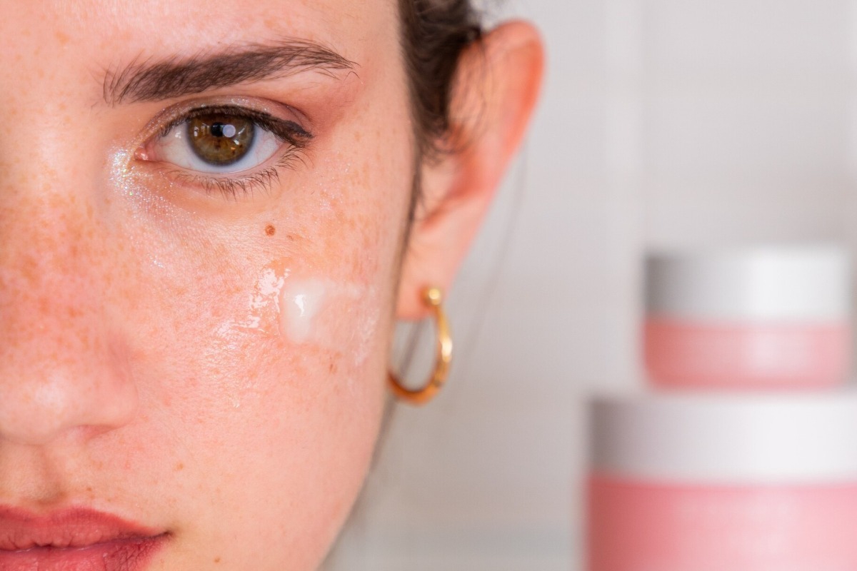 Ανακάλυψε την πιο λεία, καθαρή και σφριγηλή επιδερμίδα σου με τις συσκευές περιποίησης και τα φυσικά καλλυντικά Foreo