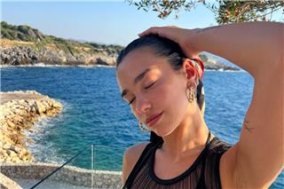 H Dua Lipa χωρίς σουτιέν προκαλεί ντελίριο στον αντρικό πληθυσμό