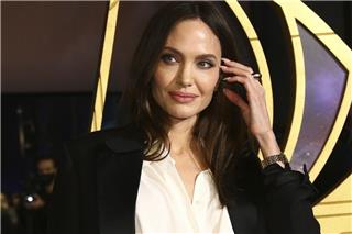Angelina Jolie: «H μητρότητα με έσωσε από το σκοτάδι»